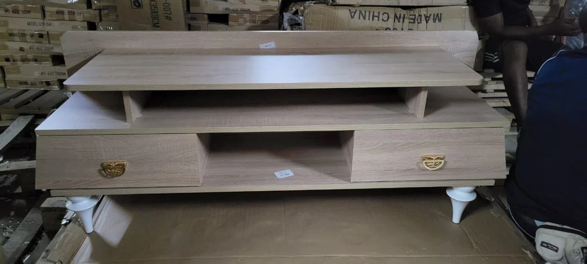 Meuble Tv en bois laqué personnalisé pour salon brodé